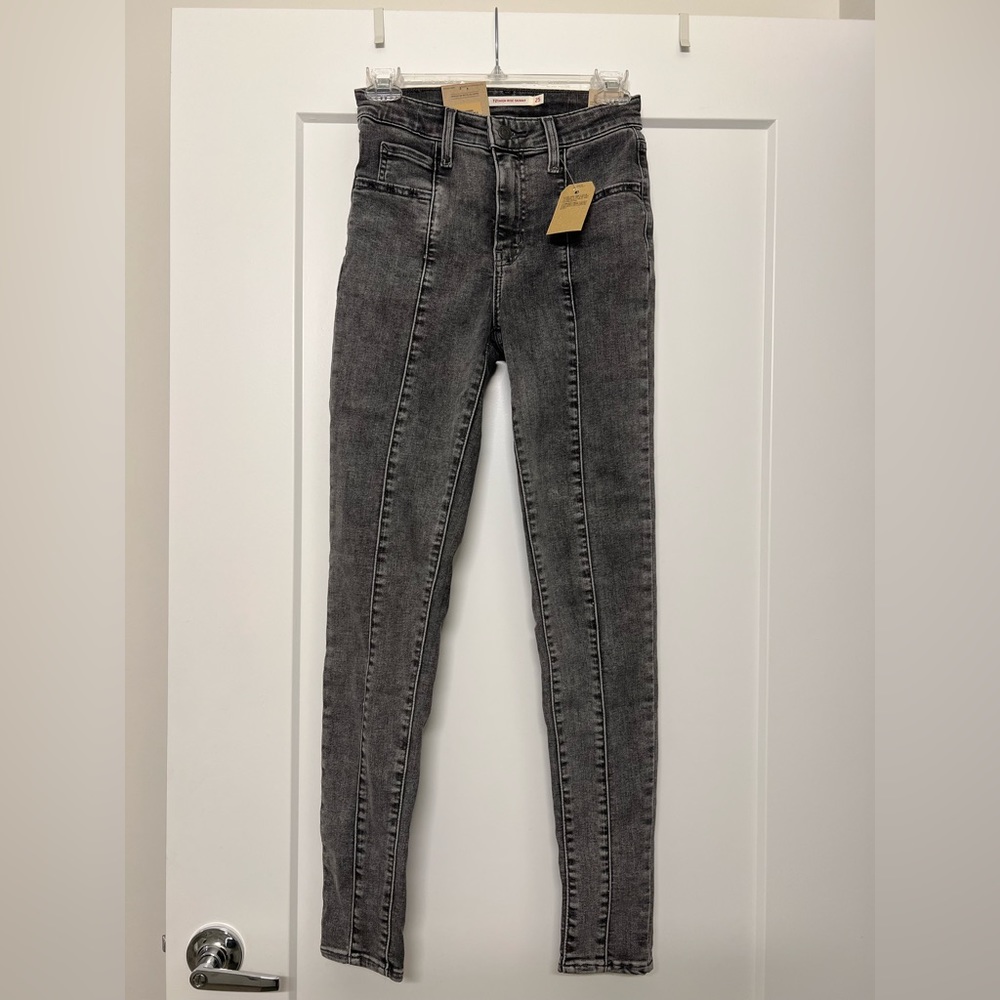 Gray Levi’s skinny jeans